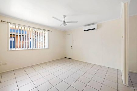 Stylish South Toowoomba Unit with Modern Comfort & Prime Location - Photo 5