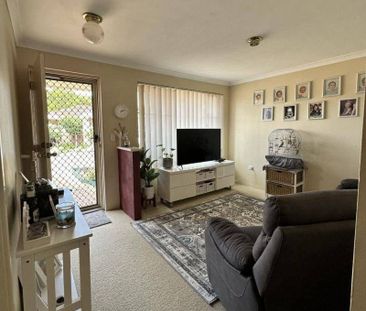 Low Maintenance Easy Care- 3 bedrooms villa with 2 parking - Photo 1