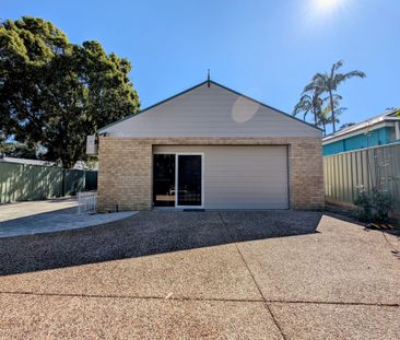 Fully Furnished Home, a short walk to Lake MacQuarie & Cams Wharf T... - Photo 5