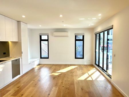 MODERN CONTEMPORARY APARTMENT - SUPERB LOCATION - Photo 5