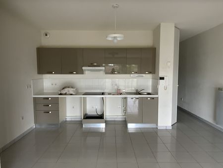 LUNEL - Appartement T4 de 79m² avec terrasse et parking - Photo 3