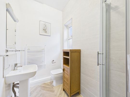 19 Cherry Orchard, Staines-Upon-Thames, Middlesex,TW18 - Photo 1