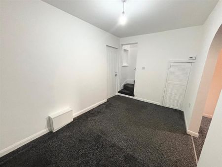 3 bedroom end of terrace house to rent - Photo 2
