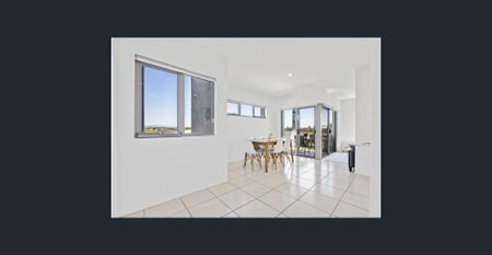 TOP FLOOR UNIT 2 BED, 2 BATH, 2 CAR PARKING - AVAIL NOW - Photo 2