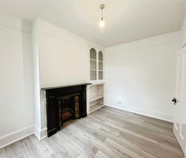 4 bedroom end of terrace house to rent - Photo 2