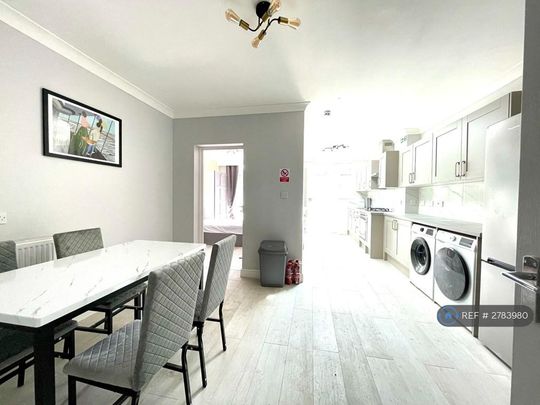 1 bedroom in a house share to rent - Photo 1