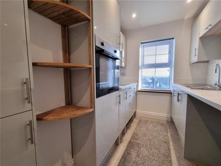 3 bedroom parking to rent - Photo 3