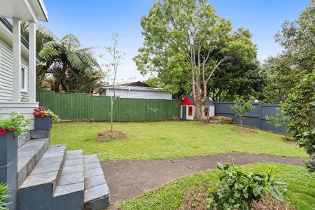 Charming Epsom 3BR bungalow w/ Fully Fenced Garden - Photo 4