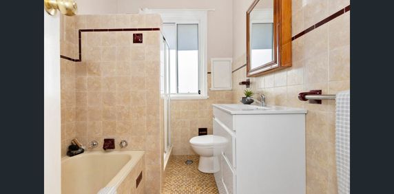 Modern Family Living in a Premier Epping Position - Photo 2