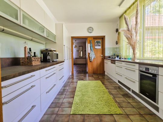 Großzügiger Bungalow mit Gebirgsblick und Außenpool im Herzen von Leonding! 250 m² WNFL, Grund 2.156 m², Doppelgarage! - Photo 1