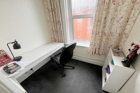 6 bedroom detached house to rent - Photo 4