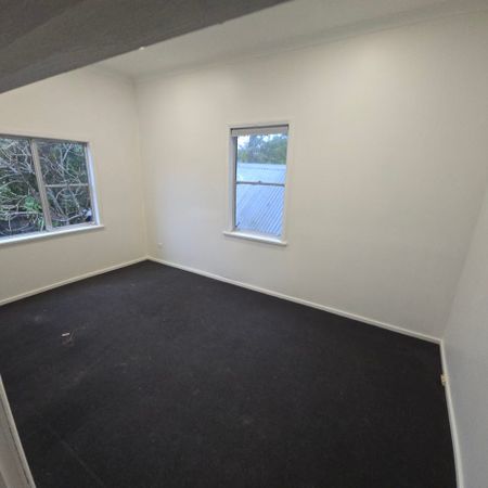 Freshly painted with new kitchen and bathroom - Photo 3