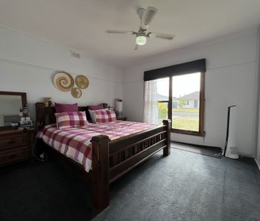 Spacious Three Bedroom Family Home - Double Shed, Generous yard and... - Photo 6