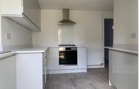 3 bedroom semi-detached house to rent - Photo 5