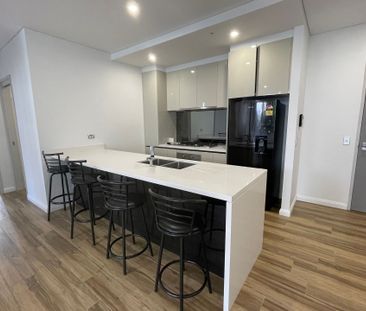 [Fully furnished] Stunning Three Bedroom Apt with 2 Car Space for L... - Photo 6