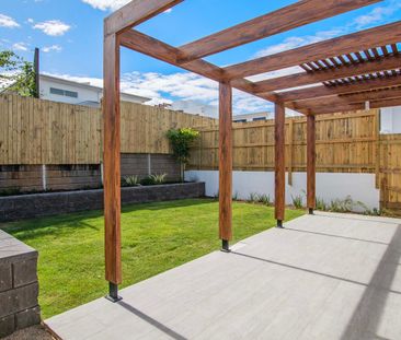 Spacious 4-Bedroom Home in a Prime Coastal Location - Photo 3