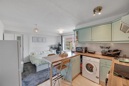 Studio To Let - Photo 2