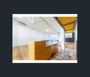 Artists' loft with open layout and charming outdoor terrace - Photo 1
