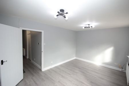 3 Bed Terraced House, Prospect Vale, SE18 - Photo 2
