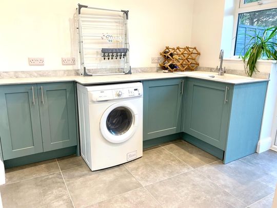 Bassett, So16 - Photo 1