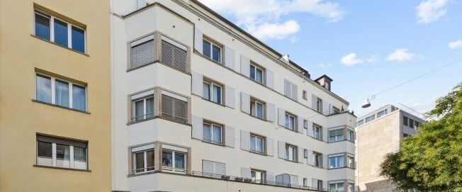 Spacious attic apartment in Seefeld with direct location to Zurich Stadelhofen - Photo 1