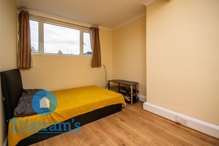 2 bed Flat for Rent - Photo 2