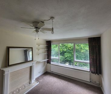 Delightful and large 2 bed Maisonette - Photo 1