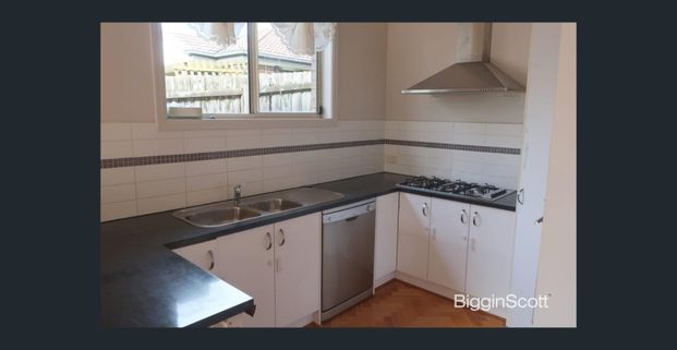 Comfortable and Well-Maintained Home in a Quiet Chadstone Location - Photo 1