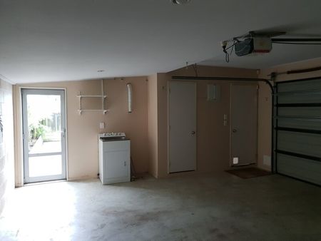 MODERN WARM TWO BEDROOM TOWNHOUSE – HEATPUMP – DOUBLE GARAGE - Photo 2