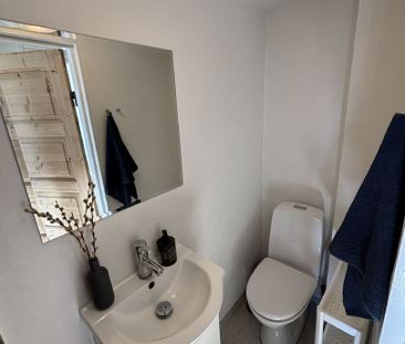 Lys og delevenlig lejlighed med nyt køkken og badeværelse – tæt på ... - Photo 6