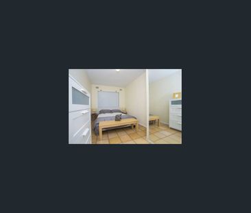 IN BETWEEN THE RIVER AND SEA - Photo 6