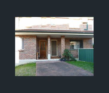 Delightful 3 Bedroom Townhouse with double garage - Photo 4