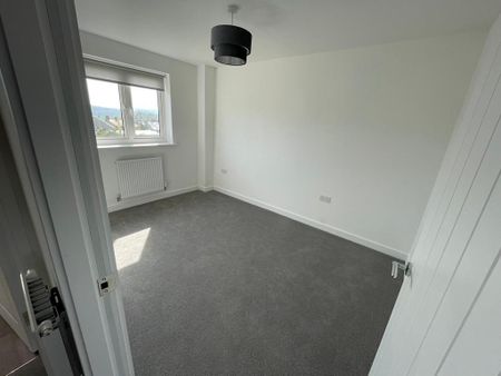 4 bedroom semi-detached house to rent - Photo 2