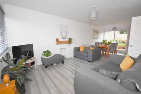 4 bedroom semi-detached house to rent - Photo 4