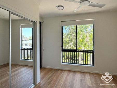 Brand-New Modern Townhouse with Solar Power in Prime Toowong Location - Photo 3