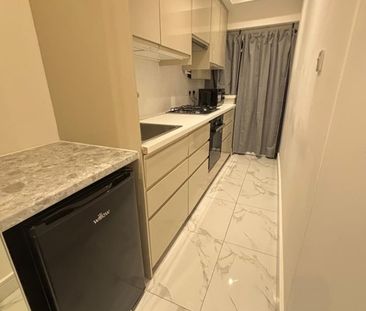 Studio Flat, London, SW19 - Photo 2