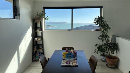 Five-bedroom, three-bathroom - Photo 4