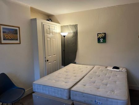 Room in a Shared House, Burgess Road, SO16 - Photo 5