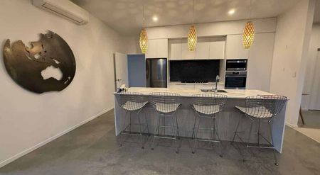 Executive three-bedroom home - Photo 3