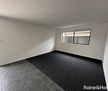 Modern Family Living in Munno Para Downs - Photo 3