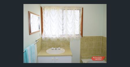 Charming 3 Bedroom Cottage Home - Photo 4