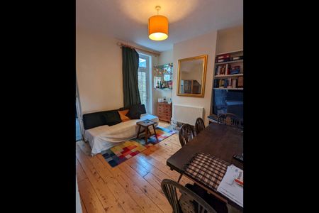 3 Bed Terraced House, Lainson Street, SW18 - Photo 2