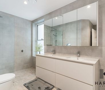 North-Facing Luxury Townhouse - Photo 3