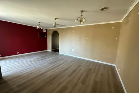 CHARMING THREE BEDROOM HOME! - Photo 3