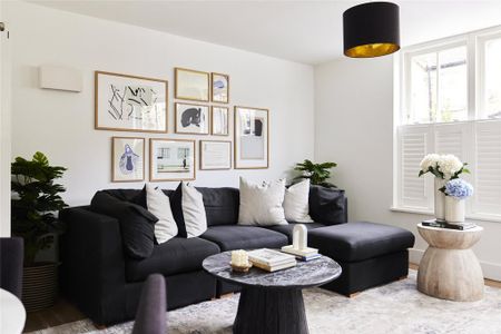 2 bedroom mews to rent - Photo 2