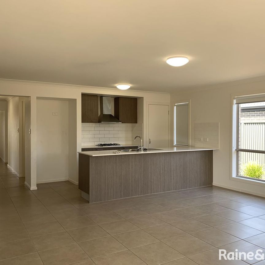 Spacious 4 Bedroom Family Home - Photo 1