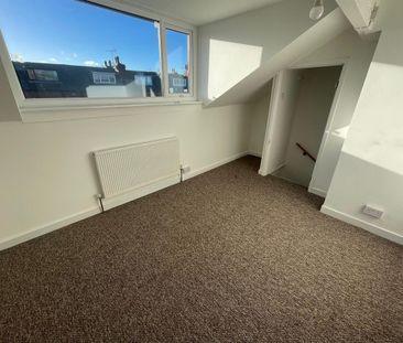 Cross Flatts Parade, Leeds - Photo 3