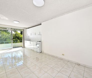 Top Floor One Bedroom With Lock Up Garage - Photo 2