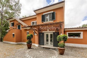 Villa con piscina e parco privato all’Olgiata