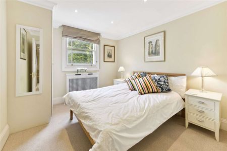 This splendid property situated on the top floor of a beautiful Pimlico period house offers 2 double bedrooms, study, 2 bathrooms, a separate kitchen and lovely views over the square. - Photo 2